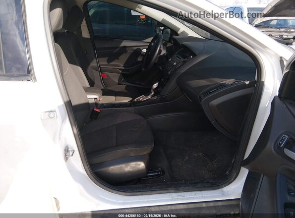 1FADP3F2XHL218888 2017 FORD FOCUS White Vista interior delantera