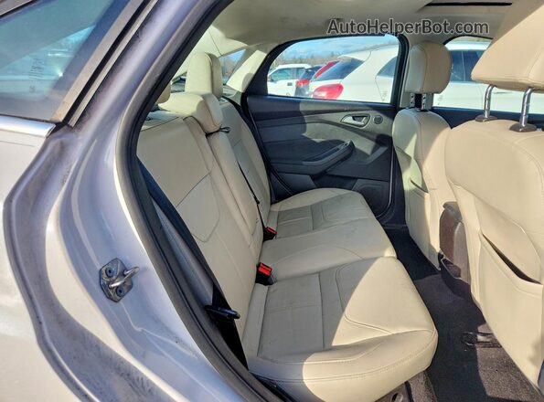 1FADP3J29HL268009 2017 FORD FOCUS White Widok tylnych siedzeń