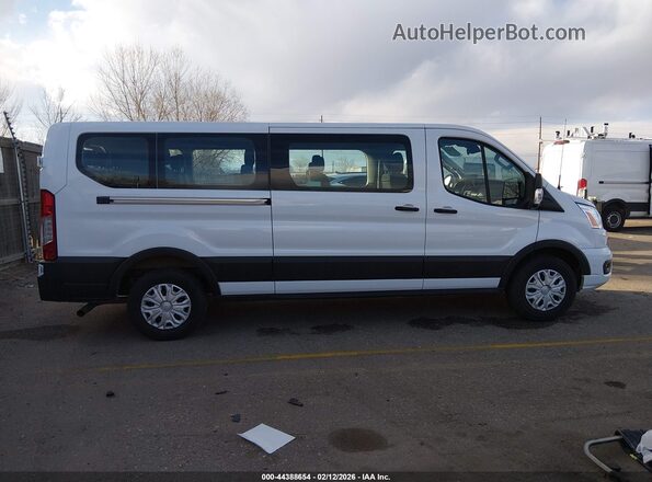1FBAX2Y83NKA83798 2022 FORD PASSENGER Белый Вид задней части салона