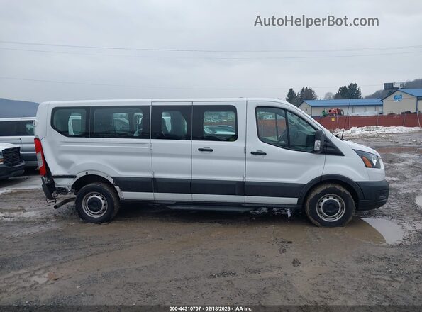 1FBAX2Y87PKA86514 2023 FORD PASSENGER White Widok wnętrza z tyłu