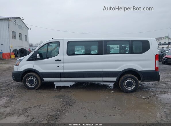 1FBAX2Y87PKA86514 2023 FORD PASSENGER White Widok wnętrza 360 stopni