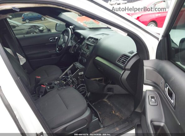1FM5K8AR8HGE25864 2017 FORD UTILITY POLICE INTERCEPTOR White Front interior view