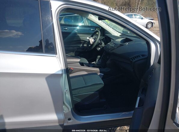 1FMCU0GD7HUD93909 2017 FORD ESCAPE Silver Вид салону спереду