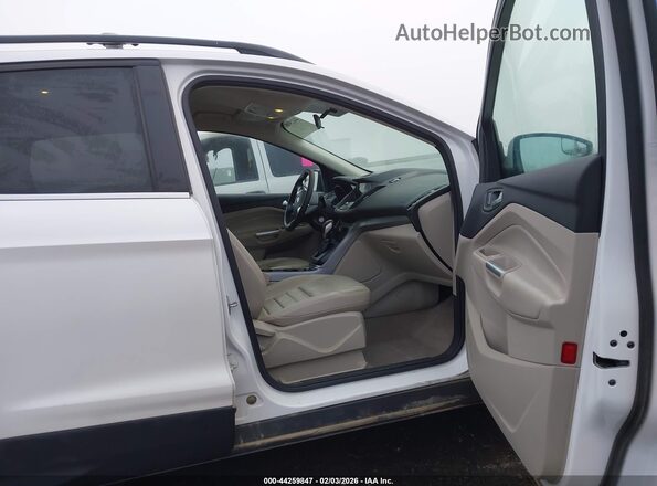 1FMCU9G99GUB84766 2016 FORD ESCAPE Белый Вид салона спереди
