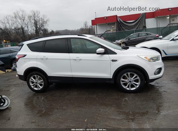 1FMCU9GD5HUC70498 2017 FORD ESCAPE Белый Вид щитка приборов