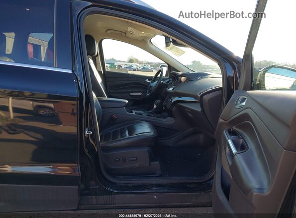 1FMCU9J98HUF09045 2017 FORD ESCAPE Black Widok wnętrza z przodu