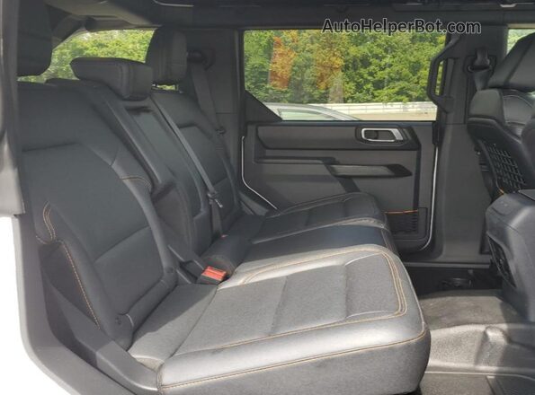 1FMEE9BP8RLB10565 2024 FORD BRONCO White Widok wnętrza z tyłu