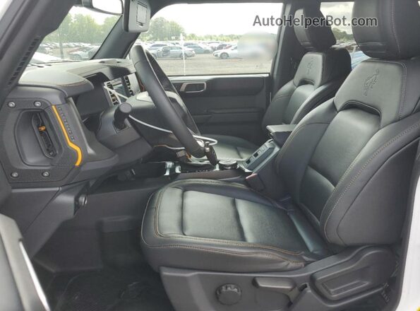 1FMEE9BP8RLB10565 2024 FORD BRONCO White Widok wnętrza z przodu
