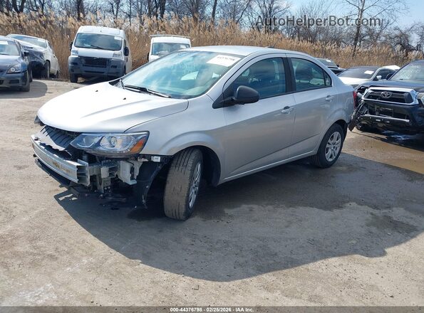 1G1JB5SHXJ4135830 2018 CHEVROLET SONIC Silver Առջևի ձախ երեք քառորդ տեսարան