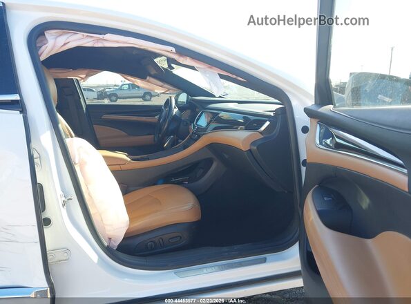 1G4ZP5SS6JU144477 2018 BUICK LACROSSE White Widok wnętrza z przodu
