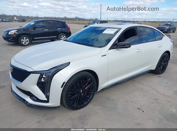 1G6DV5RW0S0108857 2025 CADILLAC CT5 White Vista tres cuartos delantera izquierda