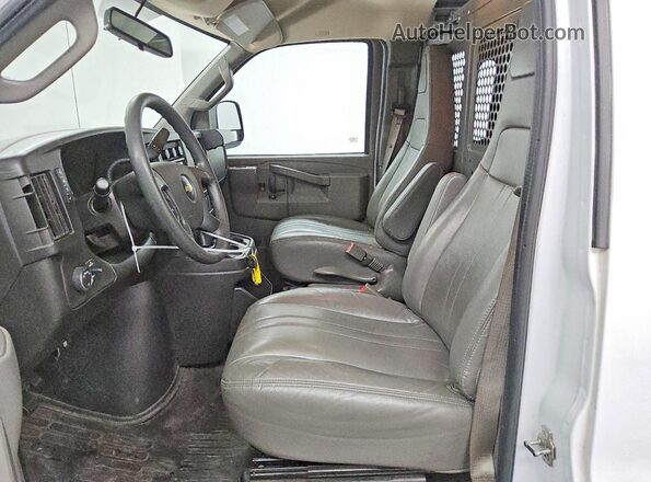 1GCWGAFP8N1217877 2022 CHEVROLET EXPRESS White Front interior view