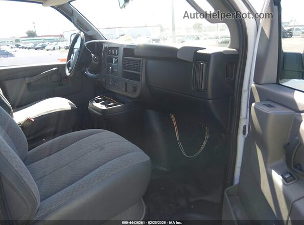 1GCZGGFP2J1162353 2018 CHEVROLET EXPRESS White Widok wnętrza z przodu