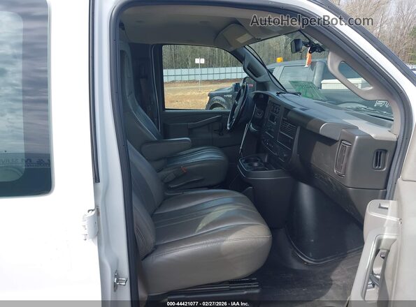 1GCZGHFP2N1165183 2022 CHEVROLET EXPRESS White Սալոնի դիմացի տեսք