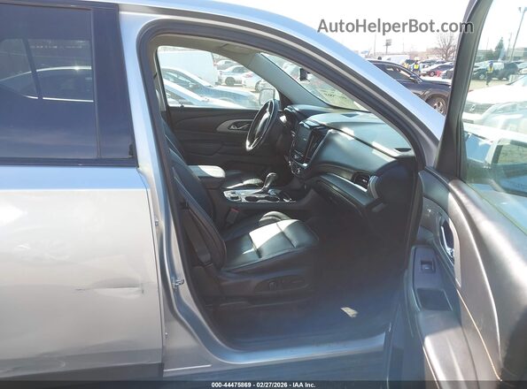 1GNEVJKW8LJ273563 2020 CHEVROLET TRAVERSE Серебряный Вид салона спереди