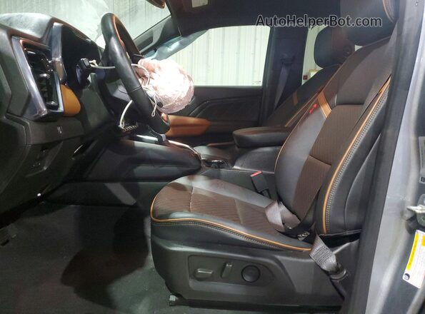 1GTP6DEK3P1153538 2023 GMC CANYON Серебряный Вид салона спереди