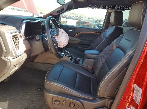1GTP6FEK7P1173349 2023 GMC CANYON Бордовый Вид салона спереди