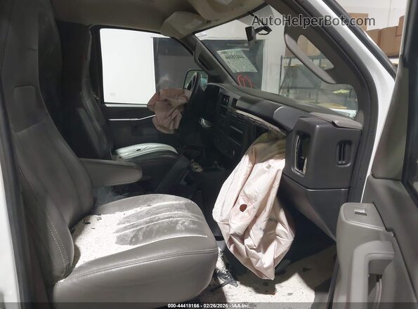 1GTW7AF71R1187384 2024 GMC SAVANA CARGO White Vista interior delantera