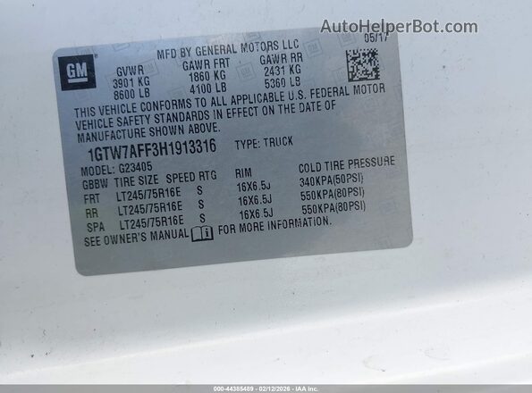 1GTW7AFF3H1913316 2017 GMC SAVANA 2500 White Vista del compartimento del motor