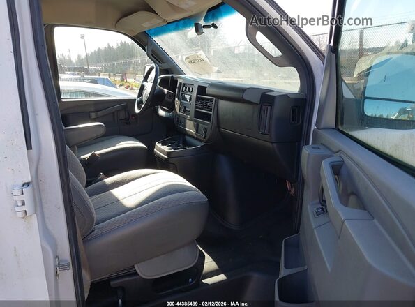 1GTW7AFF3H1913316 2017 GMC SAVANA 2500 White Vista interior delantera