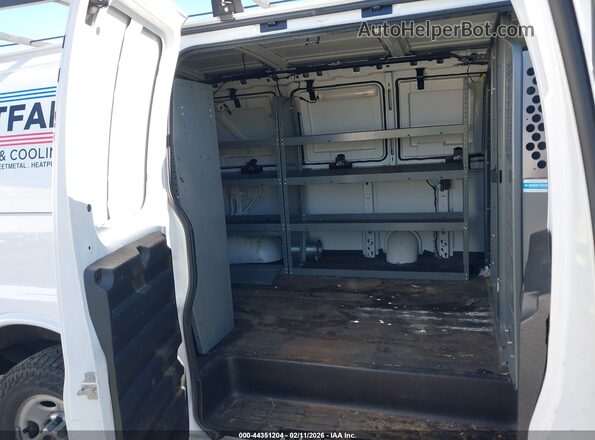 1GTW7AFF4H1104939 2017 GMC SAVANA 2500 White Вид наклейки з VIN-кодом
