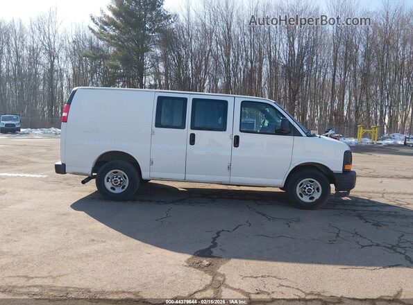1GTW7AFF7H1338797 2017 GMC SAVANA 2500 White Widok wnętrza z tyłu