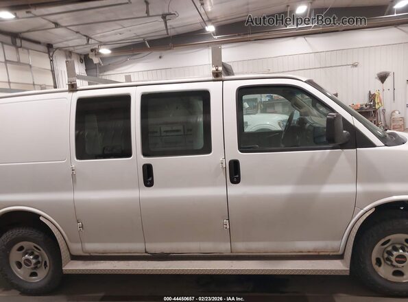 1GTW7AFG4G1258056 2016 GMC SAVANA 2500 White Widok wnętrza z tyłu