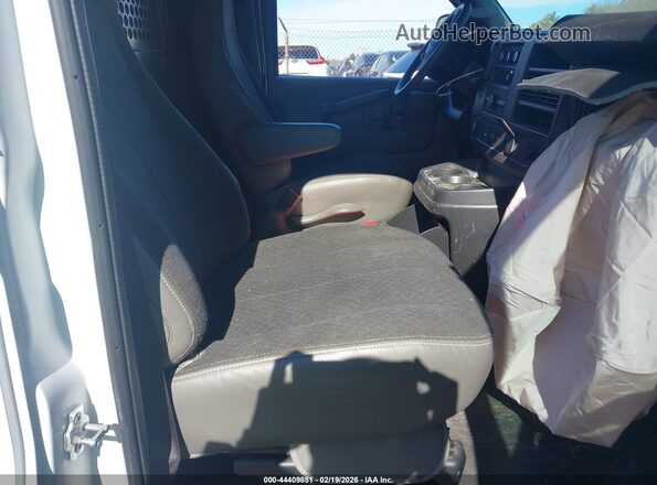 1GTW7AFG6K1367398 2019 GMC SAVANA 2500 White Вид салону спереду