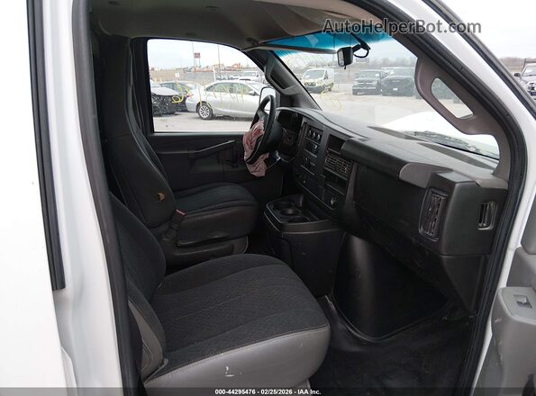 1GTW7AFG8K1294549 2019 GMC SAVANA 2500 Белый Вид салона спереди