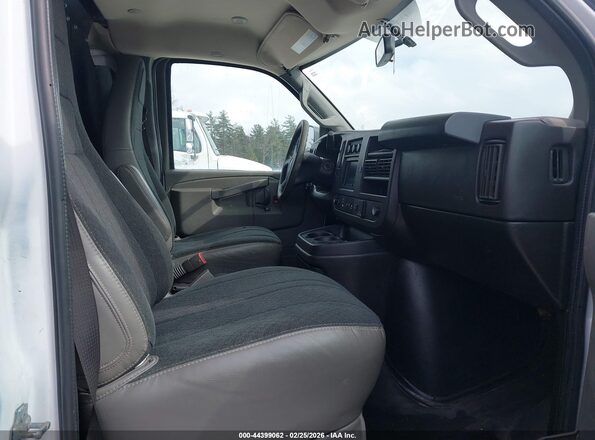 1GTW7AFP2N1157658 2022 GMC SAVANA CARGO Blue Front interior view