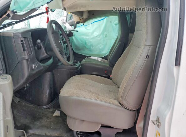1GTW7AFP9R1277110 2024 GMC SAVANA White Вид салону спереду