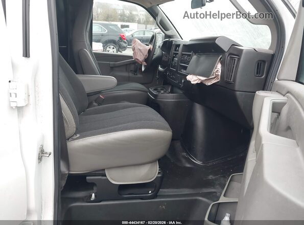 1GTW7AFPXN1255725 2022 GMC SAVANA CARGO White Front interior view