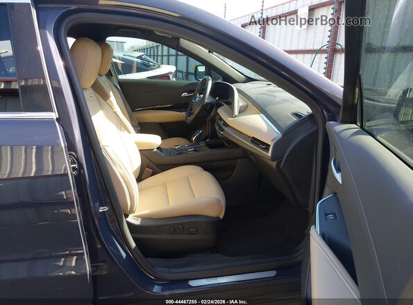 1GYAZAR41RF135823 2024 CADILLAC XT4 Gray Вид салону спереду