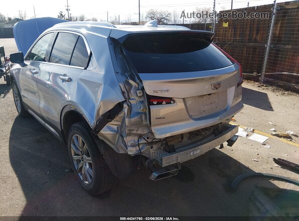 1GYFZDR45NF112255 2022 CADILLAC XT4 Silver Widok z przodu