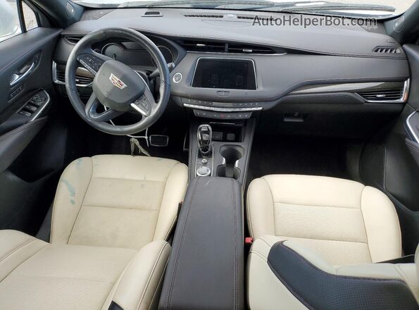1GYFZFR41LF137789 2020 CADILLAC XT4 Silver Vista del salpicadero