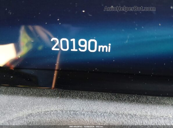 1GYFZFR41SF133093 2025 CADILLAC XT4 Silver 