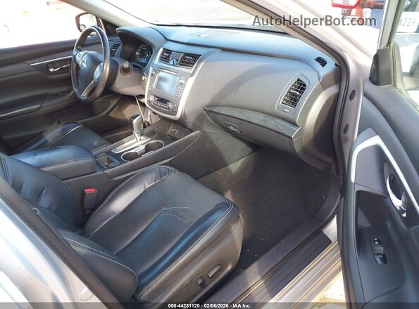 1N4AL3AP3GC157805 2016 NISSAN ALTIMA Silver Front interior view