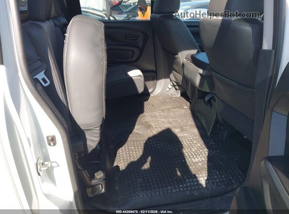 1N6BA1F39JN551185 2018 NISSAN TITAN XD White VIN կոդի պիտակի տեսք