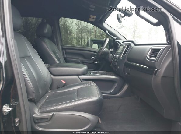 1N6BA1F46JN520520 2018 NISSAN TITAN XD Черный Вид салона спереди