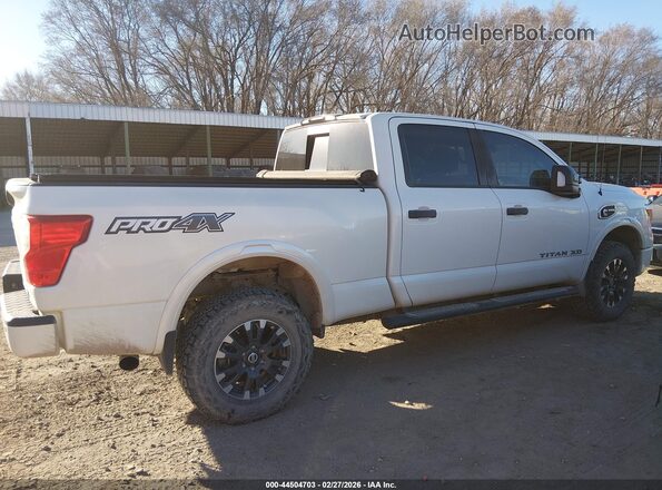 1N6BA1F47JN521286 2018 NISSAN TITAN XD White Widok wnętrza z tyłu