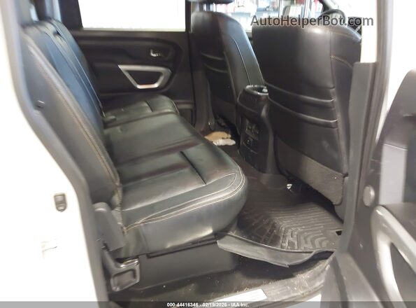 1N6BA1F49JN520186 2018 NISSAN TITAN XD White Widok naklejki z numerem VIN
