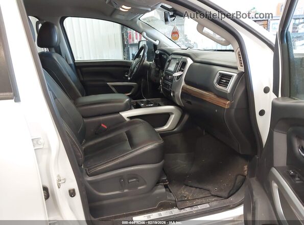 1N6BA1F49JN520186 2018 NISSAN TITAN XD White Widok wnętrza z przodu