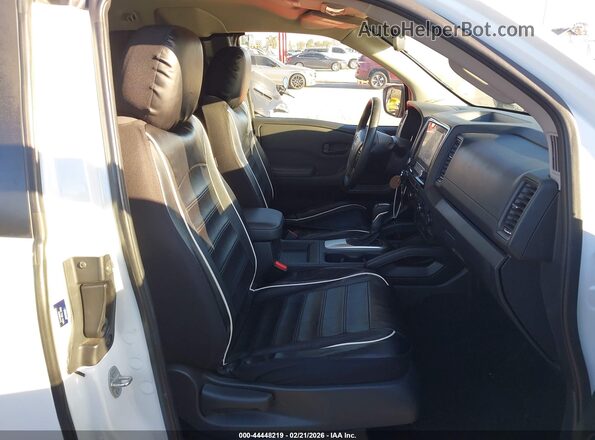 1N6ED1CL5NN618251 2022 NISSAN FRONTIER Белый Вид салона спереди