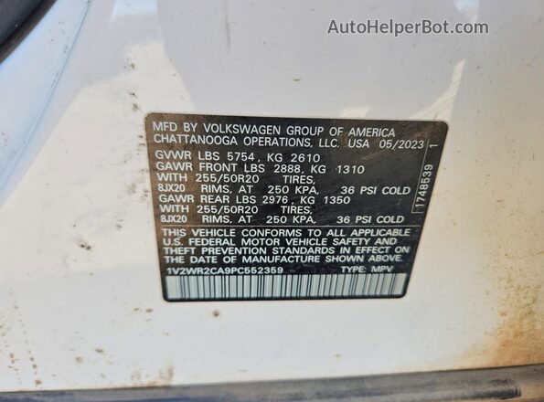 1V2WR2CA9PC552359 2023 VOLKSWAGEN ATLAS White Vista de la etiqueta del VIN