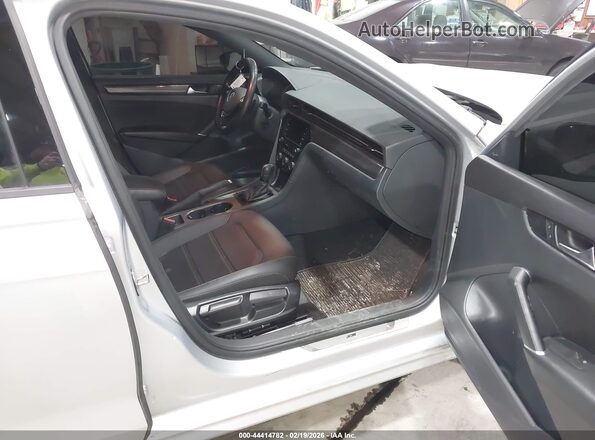 1VWMA7A36MC013630 2021 VOLKSWAGEN PASSAT Серебряный Вид салона спереди