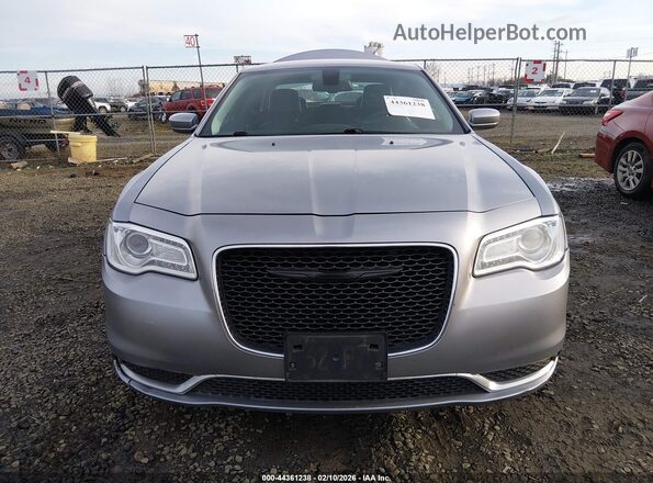 2C3CCAAG0GH229746 2016 CHRYSLER 300 Серебряный Вид задней части салона