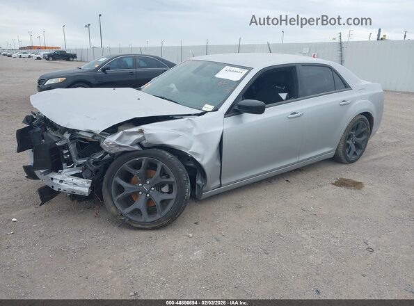2C3CCAAG6PH537925 2023 CHRYSLER 300 Silver Առջևի ձախ երեք քառորդ տեսարան