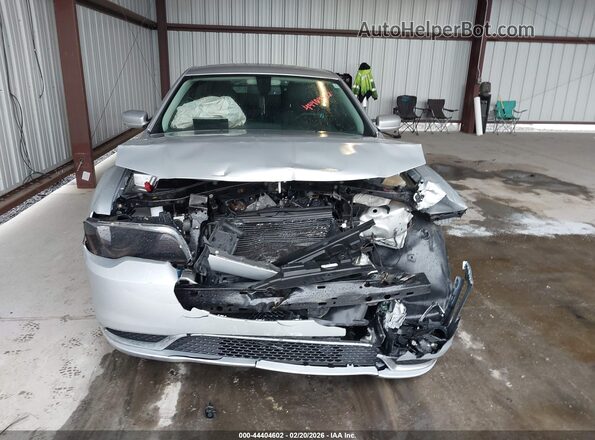 2C3CCAAG7KH627609 2019 CHRYSLER 300 Silver Vista del salpicadero