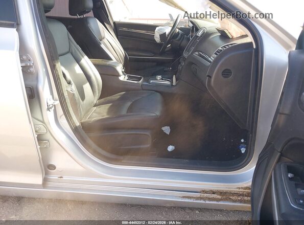 2C3CCAAG8KH746043 2019 CHRYSLER 300 Серебряный Вид салона спереди