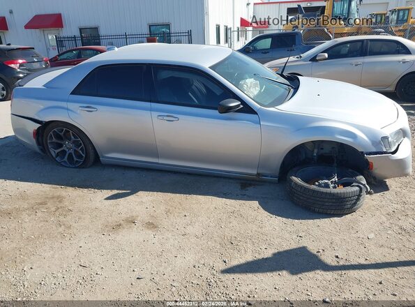 2C3CCAAG8KH746043 2019 CHRYSLER 300 Серебряный Вид задней части салона